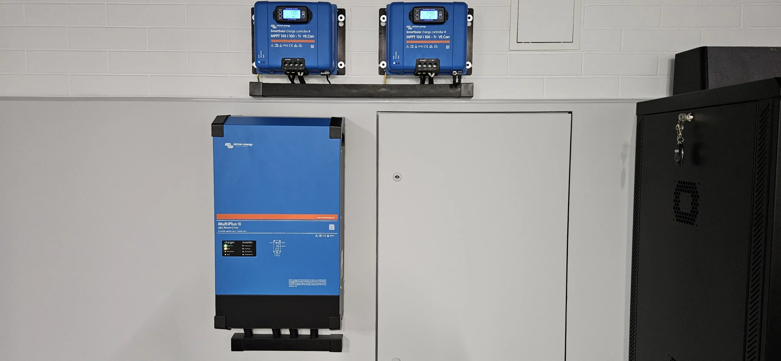 Гібридна система Victron Energy MultiPlus-II + 2 MPPT-контролерив